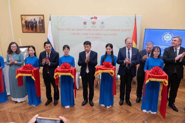 NHÀ XUẤT BẢN GIÁO DỤC VIỆT NAM TRAO TẶNG “TỦ SÁCH TIẾNG VIỆT” TẠI LIÊN BANG NGA: LAN TOẢ TRI THỨC VIỆT TRÊN TRƯỜNG QUỐC TẾ