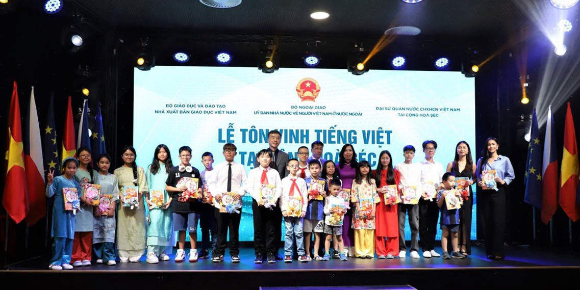 NHÌN LẠI HÀNH TRÌNH  “TỦ SÁCH TIẾNG VIỆT”