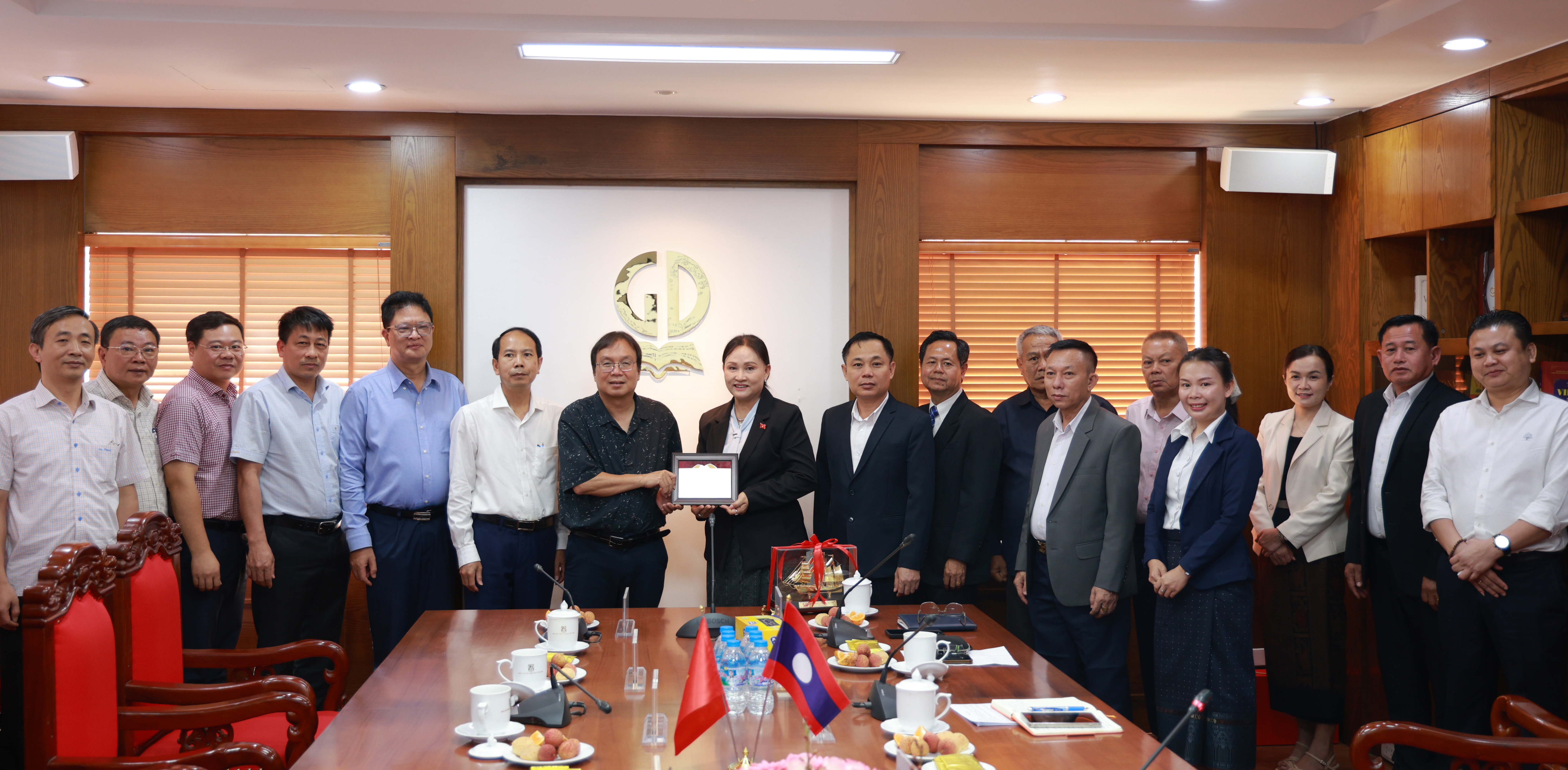 Nhà xuất bản Giáo dục Việt Nam trao đổi kinh nghiệm về tái cơ cấu doanh nghiệp nhà nước với Nhà xuất bản Giáo dục và Thể thao Lào