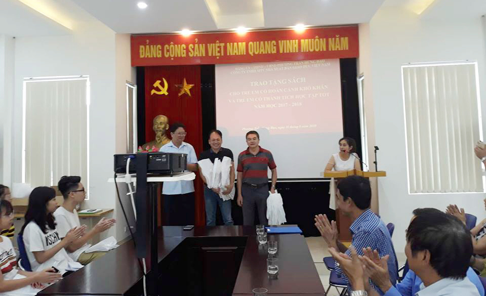 Tặng sách Tiếng Anh nâng cao cho học sinh có hoàn cảnh khó khăn phường Trần Hưng Đạo
